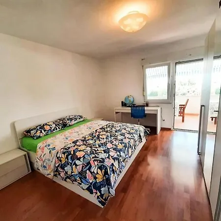 Great For 5 Near Center Apartment *