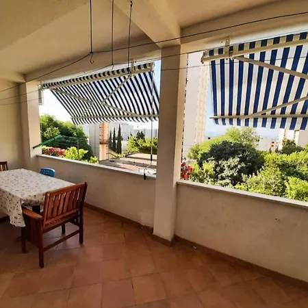 Great For 5 Near Center Daire