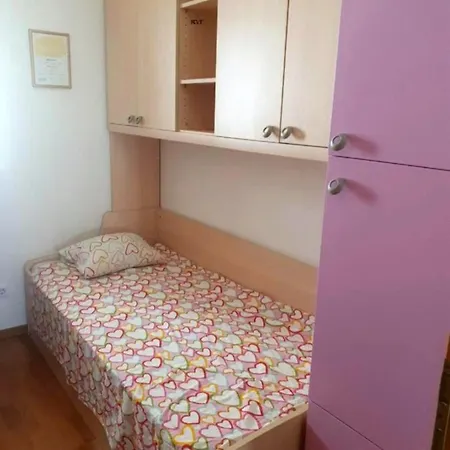 Great For 5 Near Center Apartment *