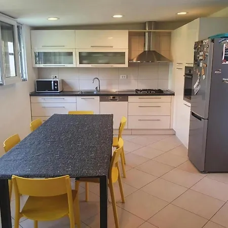 Great For 5 Near Center Apartment *