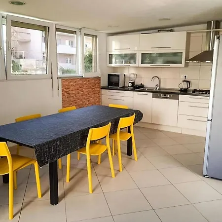 Apartment Great For 5 Near Center *