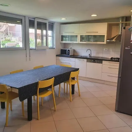 Great For 5 Near Center Apartment Split