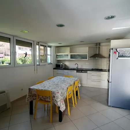 Great For 5 Near Center Split