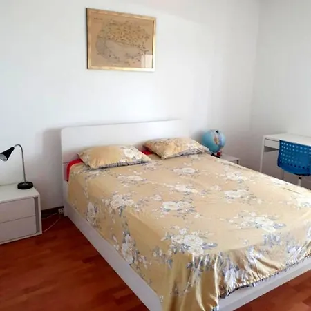 Great For 5 Near Center Daire