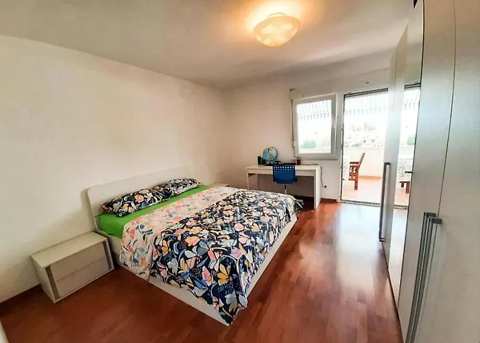 Great For 5 Near Center Apartment *