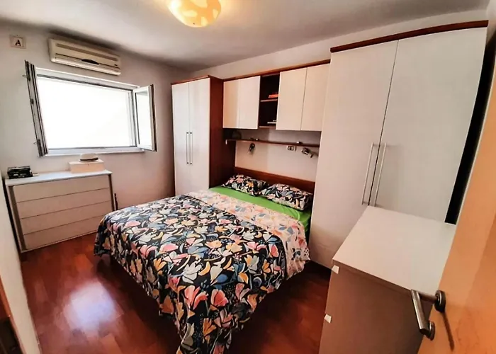 Great For 5 Near Center Apartment Split