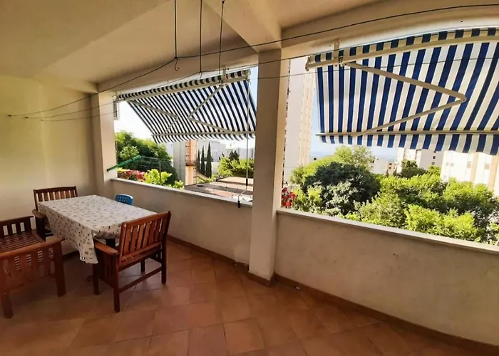 Great For 5 Near Center Apartment