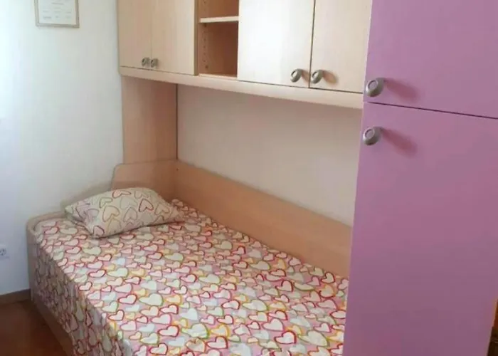 Great For 5 Near Center Apartment *