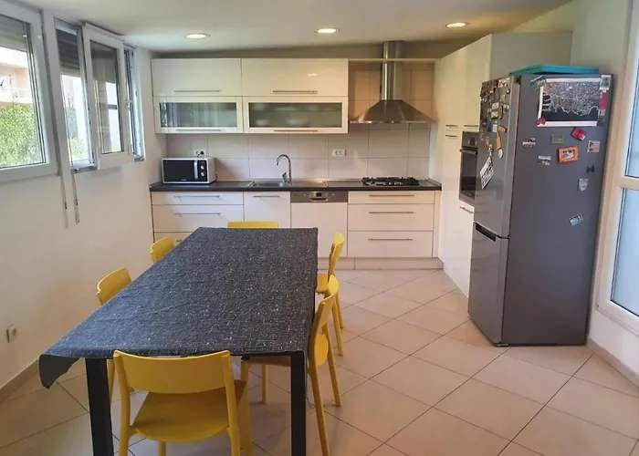 Great For 5 Near Center Apartment *