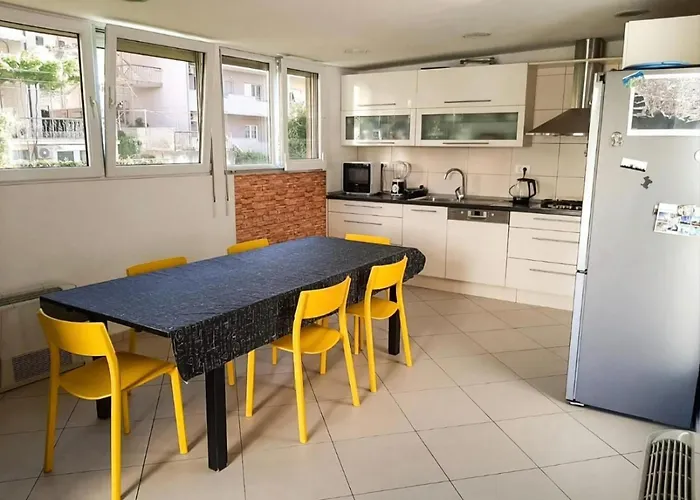 Apartment Great For 5 Near Center *