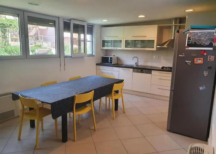 Great For 5 Near Center Apartment Split