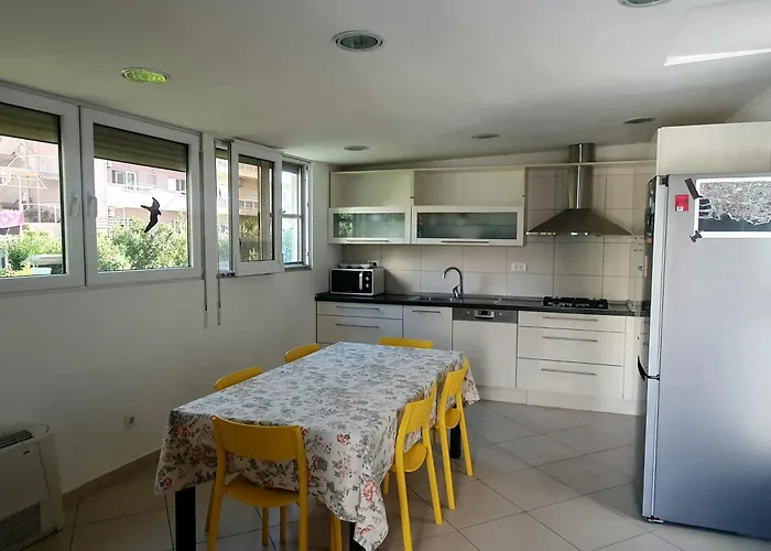 Great For 5 Near Center Split